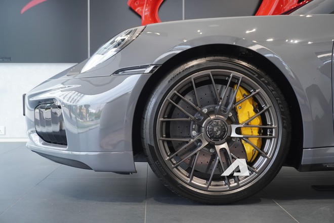 Ngắm Porsche 911 Turbo S thế hệ mới đầu ti&ecirc;n tại Việt Nam, d&agrave;n 'option' đủ mua 1 chiếc Civic - Ảnh 4.