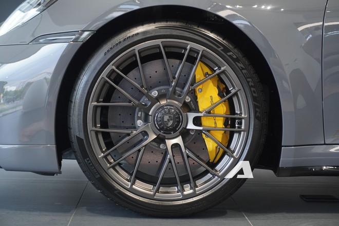 Ngắm Porsche 911 Turbo S thế hệ mới đầu ti&ecirc;n tại Việt Nam, d&agrave;n 'option' đủ mua 1 chiếc Civic - Ảnh 22.