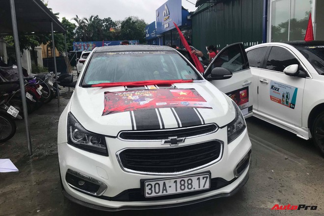 Đoàn 40 chiếc Chevrolet Cruze diễu hành quanh Hà Nội để cổ vũ đội tuyển ...