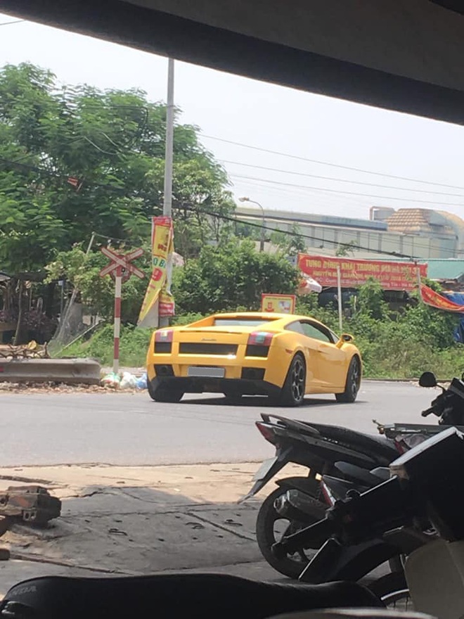 Cap bo gia Lamborghini Gallardo va ngua gia Ferrari F360 Spider hang hiem tai Viet Nam bat ngo cung Nam tien