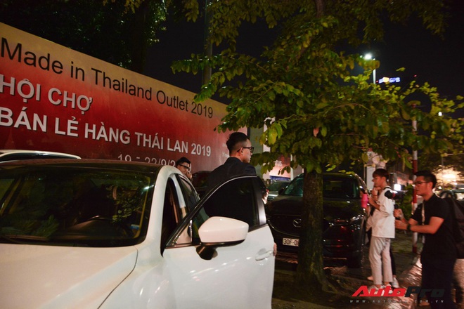 Sao Viet cung dan xe khung tham du su kien ra mat mang xa hoi Lotus