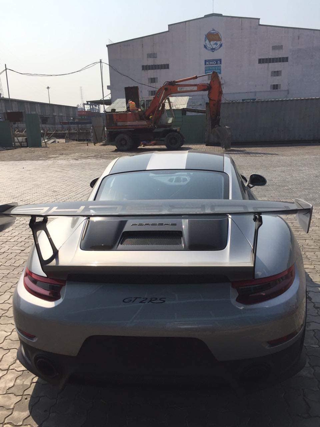 Khui cong Porsche 911 GT2 RS thu 4 ve Viet Nam Dien mao gan giong xe trum ca phe Dang Le Nguyen Vu goi nang cap gia tien ty