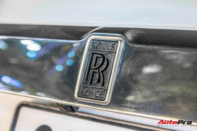 Hang hiem Rolls-Royce Phantom Drophead Coupe tai xuat Logo phia sau la chi tiet dang chu y