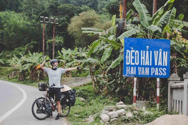 Cap chong Tay vo Viet ket thuc 16.000km dap xe tu Phap ve Viet Nam Chang cuoi gian nan vi dich benh Covid-19