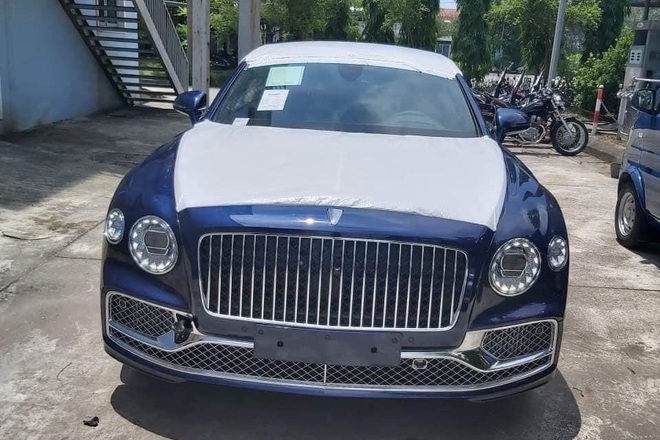 Can canh Bentley Flying Spur 2020 dau tien Viet Nam voi logo tho thut phat sang kieu Rolls-Royce