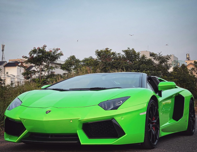 Lamborghini Aventador LP700-4 Roadster từng của đại gia Bình Phước đổi màu  xanh lá bắt mắt | Car Việt Nam - Kênh thông tin về ô tô và thị trường ô tô