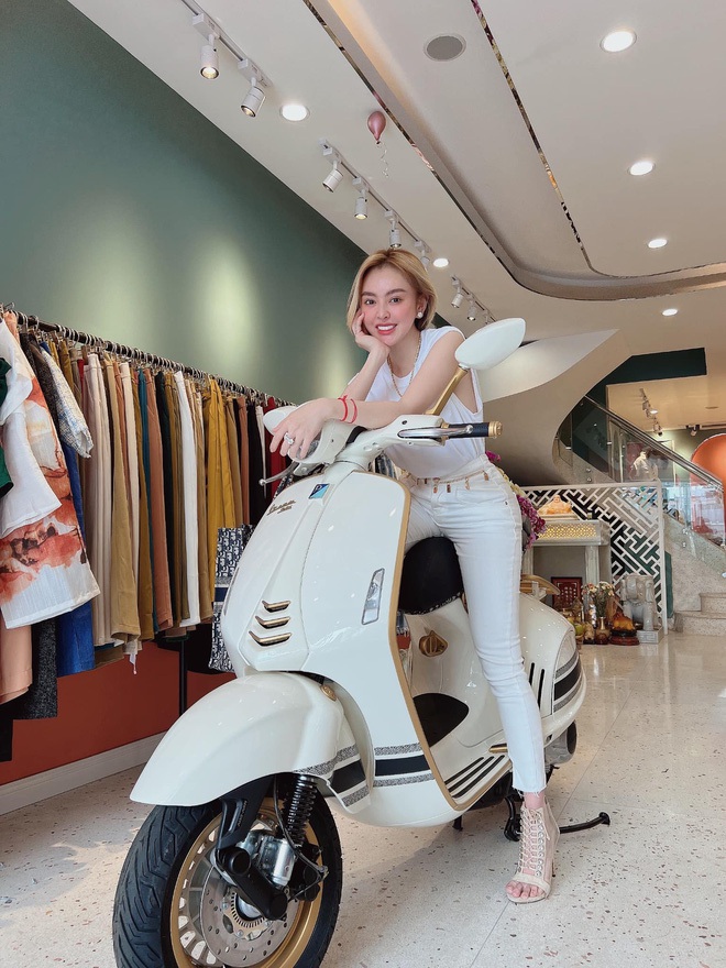 Venez découvrir le fameux Vespa Dior de la série Emily in Paris au Motopark  🎞 Classe, raffiné, la haute couture s'invite chez les deux roues 🛵  Après, By Motopark Montpellier