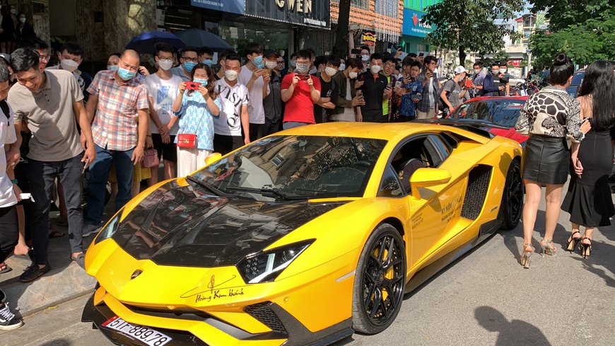 Người dân bủa vây dàn siêu xe gần 400 tỷ đồng tại Hà Nội, nhiều fan nuối tiếc khi không được chiêm ngưỡng Koenigsegg Regera và McLaren Senna - Ảnh 3.