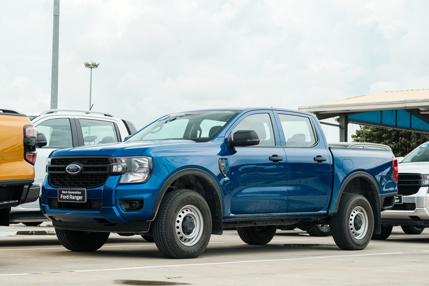 Ảnh thực tế Ford Ranger 2023 bản tiêu chuẩn tại VN: Giá 659 triệu đồng, hộp số sàn nhưng vẫn nhiều công nghệ - Ảnh 1. Ảnh thực tế Ford Ranger 2023 bản tiêu chuẩn tại VN: Giá 659 triệu đồng, hộp số sàn nhưng vẫn nhiều công nghệ - Ảnh 1.