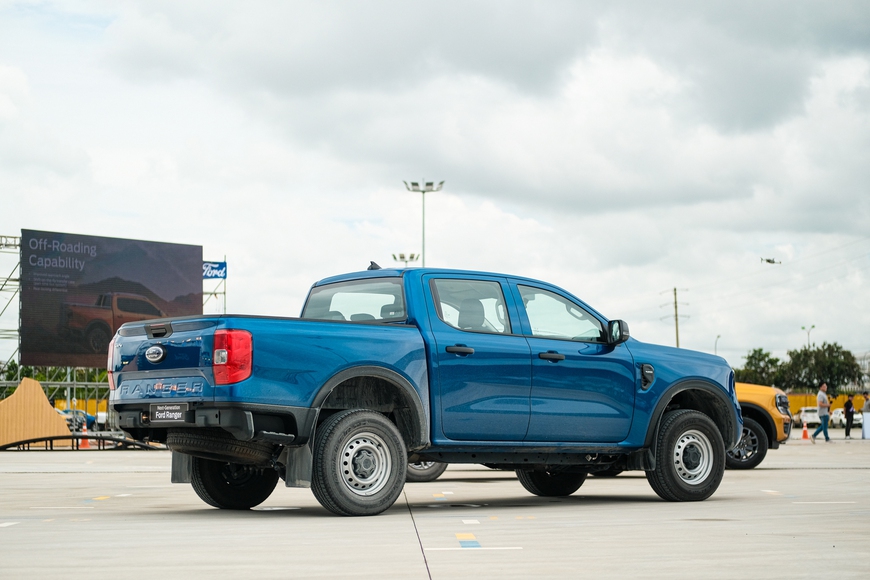 Ảnh thực tế Ford Ranger 2023 bản tiêu chuẩn tại VN: Giá 659 triệu đồng, hộp số sàn nhưng vẫn nhiều công nghệ - Ảnh 2. Ảnh thực tế Ford Ranger 2023 bản tiêu chuẩn tại VN: Giá 659 triệu đồng, hộp số sàn nhưng vẫn nhiều công nghệ - Ảnh 2.