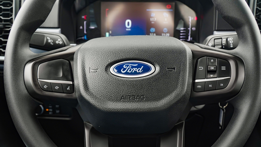 Ảnh thực tế Ford Ranger 2023 bản tiêu chuẩn tại VN: Giá 659 triệu đồng, hộp số sàn nhưng vẫn nhiều công nghệ - Ảnh 10. Ảnh thực tế Ford Ranger 2023 bản tiêu chuẩn tại VN: Giá 659 triệu đồng, hộp số sàn nhưng vẫn nhiều công nghệ - Ảnh 10.