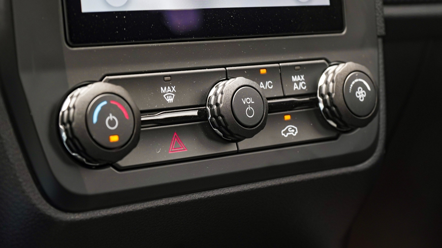 Ảnh thực tế Ford Ranger 2023 bản tiêu chuẩn tại VN: Giá 659 triệu đồng, hộp số sàn nhưng vẫn nhiều công nghệ - Ảnh 13. Ảnh thực tế Ford Ranger 2023 bản tiêu chuẩn tại VN: Giá 659 triệu đồng, hộp số sàn nhưng vẫn nhiều công nghệ - Ảnh 13.