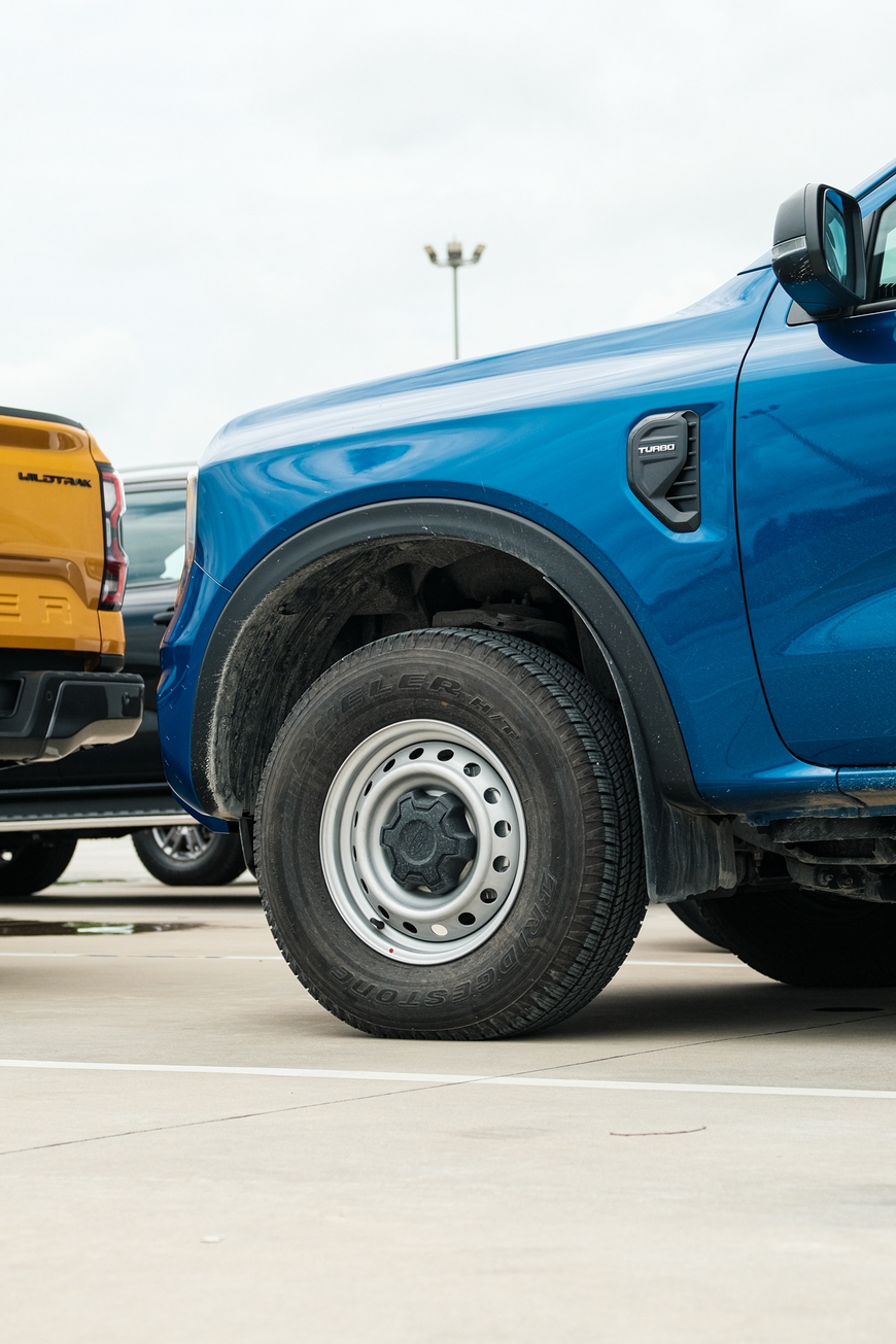 Ảnh thực tế Ford Ranger 2023 bản tiêu chuẩn tại VN: Giá 659 triệu đồng, hộp số sàn nhưng vẫn nhiều công nghệ - Ảnh 5. Ảnh thực tế Ford Ranger 2023 bản tiêu chuẩn tại VN: Giá 659 triệu đồng, hộp số sàn nhưng vẫn nhiều công nghệ - Ảnh 5.