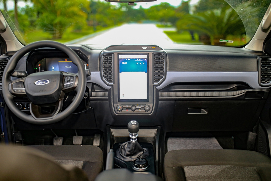 Ảnh thực tế Ford Ranger 2023 bản tiêu chuẩn tại VN: Giá 659 triệu đồng, hộp số sàn nhưng vẫn nhiều công nghệ - Ảnh 8. Ảnh thực tế Ford Ranger 2023 bản tiêu chuẩn tại VN: Giá 659 triệu đồng, hộp số sàn nhưng vẫn nhiều công nghệ - Ảnh 8.