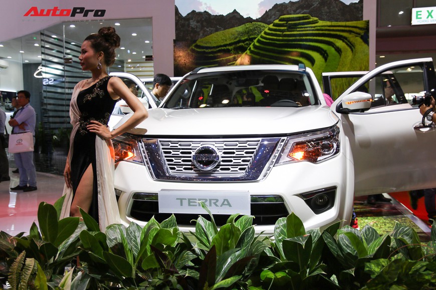 Cận cảnh Nissan Terra - SUV 7 chỗ tham vọng soán ngôi Toyota Fortuner tại Triển lãm Ô tô Việt Nam 2018 - Ảnh 2. Cận cảnh Nissan Terra - SUV 7 chỗ tham vọng soán ngôi Toyota Fortuner tại Triển lãm Ô tô Việt Nam 2018 - Ảnh 2.