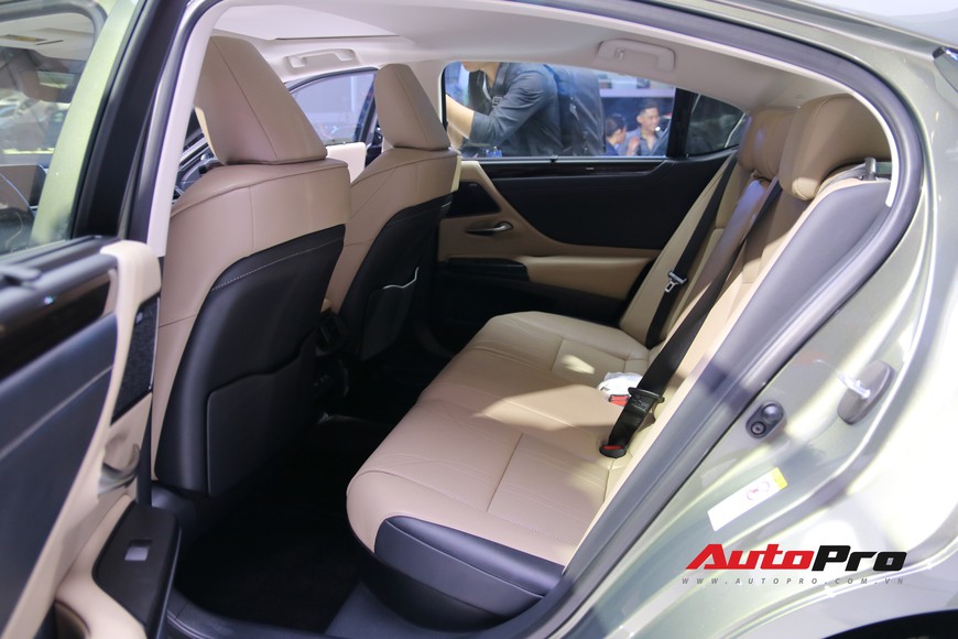 Xem tận mắt Lexus ES 2019 - Đối thủ nặng ký của Mercedes-Benz E-Class ra mắt tại Triển lãm Ô tô Việt Nam 2018 - Ảnh 15. Xem tận mắt Lexus ES 2019 - Đối thủ nặng ký của Mercedes-Benz E-Class ra mắt tại Triển lãm Ô tô Việt Nam 2018 - Ảnh 15.