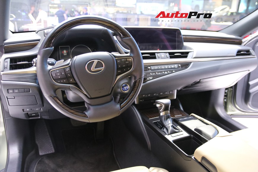 Xem tận mắt Lexus ES 2019 - Đối thủ nặng ký của Mercedes-Benz E-Class ra mắt tại Triển lãm Ô tô Việt Nam 2018 - Ảnh 11. Xem tận mắt Lexus ES 2019 - Đối thủ nặng ký của Mercedes-Benz E-Class ra mắt tại Triển lãm Ô tô Việt Nam 2018 - Ảnh 11.