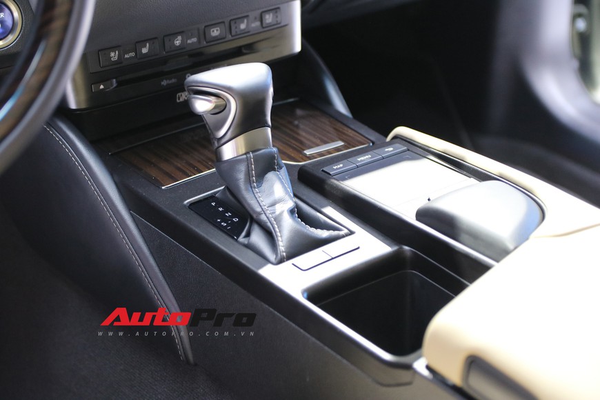 Xem tận mắt Lexus ES 2019 - Đối thủ nặng ký của Mercedes-Benz E-Class ra mắt tại Triển lãm Ô tô Việt Nam 2018 - Ảnh 14. Xem tận mắt Lexus ES 2019 - Đối thủ nặng ký của Mercedes-Benz E-Class ra mắt tại Triển lãm Ô tô Việt Nam 2018 - Ảnh 14.