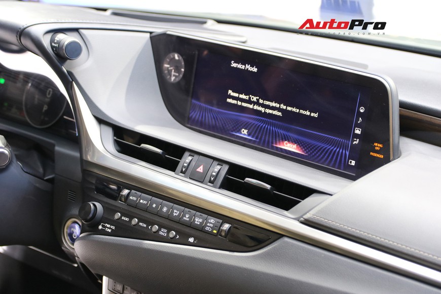 Xem tận mắt Lexus ES 2019 - Đối thủ nặng ký của Mercedes-Benz E-Class ra mắt tại Triển lãm Ô tô Việt Nam 2018 - Ảnh 13. Xem tận mắt Lexus ES 2019 - Đối thủ nặng ký của Mercedes-Benz E-Class ra mắt tại Triển lãm Ô tô Việt Nam 2018 - Ảnh 13.