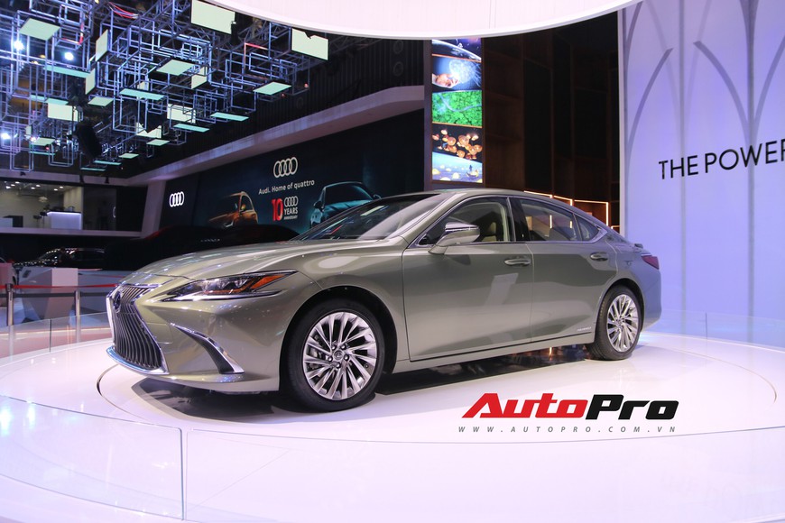 Xem tận mắt Lexus ES 2019 - Đối thủ nặng ký của Mercedes-Benz E-Class ra mắt tại Triển lãm Ô tô Việt Nam 2018 - Ảnh 1. Xem tận mắt Lexus ES 2019 - Đối thủ nặng ký của Mercedes-Benz E-Class ra mắt tại Triển lãm Ô tô Việt Nam 2018 - Ảnh 1.