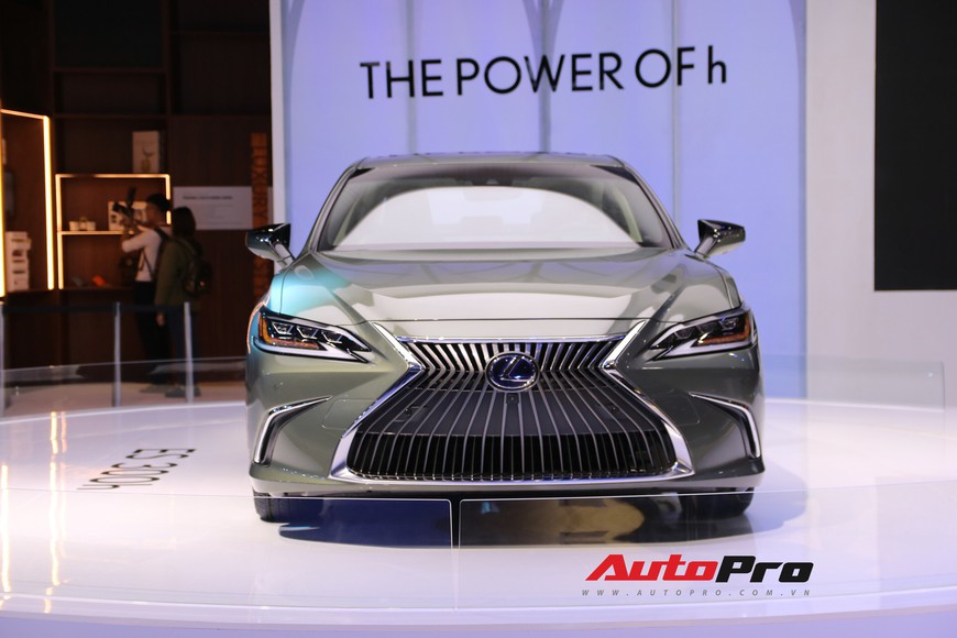 Xem tận mắt Lexus ES 2019 - Đối thủ nặng ký của Mercedes-Benz E-Class ra mắt tại Triển lãm Ô tô Việt Nam 2018 - Ảnh 5. Xem tận mắt Lexus ES 2019 - Đối thủ nặng ký của Mercedes-Benz E-Class ra mắt tại Triển lãm Ô tô Việt Nam 2018 - Ảnh 5.