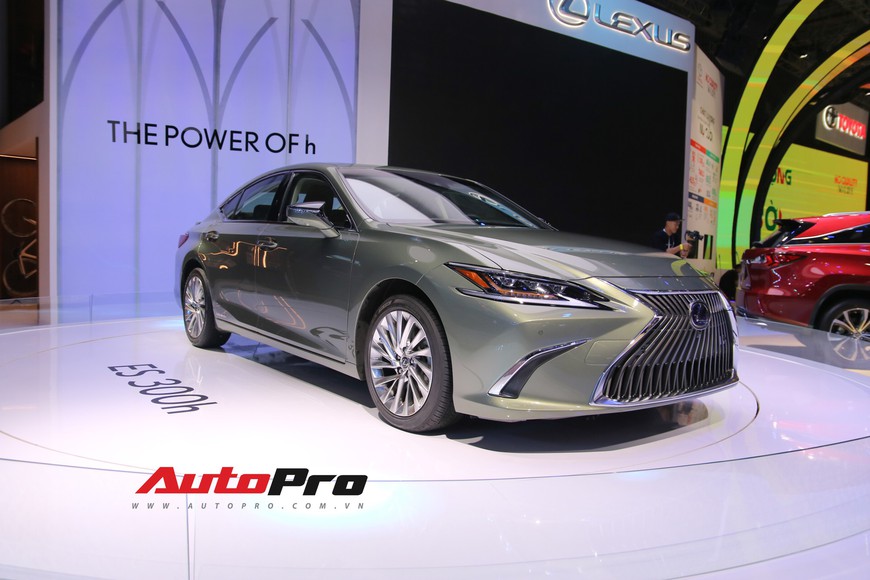 Xem tận mắt Lexus ES 2019 - Đối thủ nặng ký của Mercedes-Benz E-Class ra mắt tại Triển lãm Ô tô Việt Nam 2018 - Ảnh 3. Xem tận mắt Lexus ES 2019 - Đối thủ nặng ký của Mercedes-Benz E-Class ra mắt tại Triển lãm Ô tô Việt Nam 2018 - Ảnh 3.