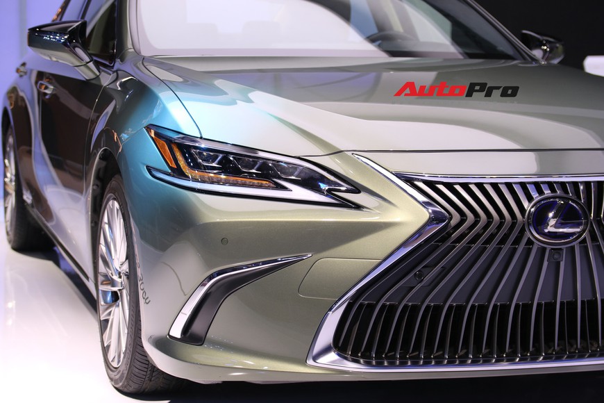Xem tận mắt Lexus ES 2019 - Đối thủ nặng ký của Mercedes-Benz E-Class ra mắt tại Triển lãm Ô tô Việt Nam 2018 - Ảnh 4. Xem tận mắt Lexus ES 2019 - Đối thủ nặng ký của Mercedes-Benz E-Class ra mắt tại Triển lãm Ô tô Việt Nam 2018 - Ảnh 4.