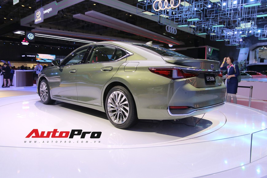 Xem tận mắt Lexus ES 2019 - Đối thủ nặng ký của Mercedes-Benz E-Class ra mắt tại Triển lãm Ô tô Việt Nam 2018 - Ảnh 8. Xem tận mắt Lexus ES 2019 - Đối thủ nặng ký của Mercedes-Benz E-Class ra mắt tại Triển lãm Ô tô Việt Nam 2018 - Ảnh 8.