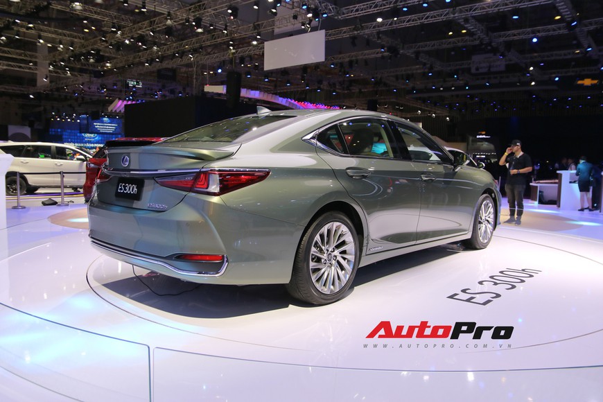 Xem tận mắt Lexus ES 2019 - Đối thủ nặng ký của Mercedes-Benz E-Class ra mắt tại Triển lãm Ô tô Việt Nam 2018 - Ảnh 7. Xem tận mắt Lexus ES 2019 - Đối thủ nặng ký của Mercedes-Benz E-Class ra mắt tại Triển lãm Ô tô Việt Nam 2018 - Ảnh 7.