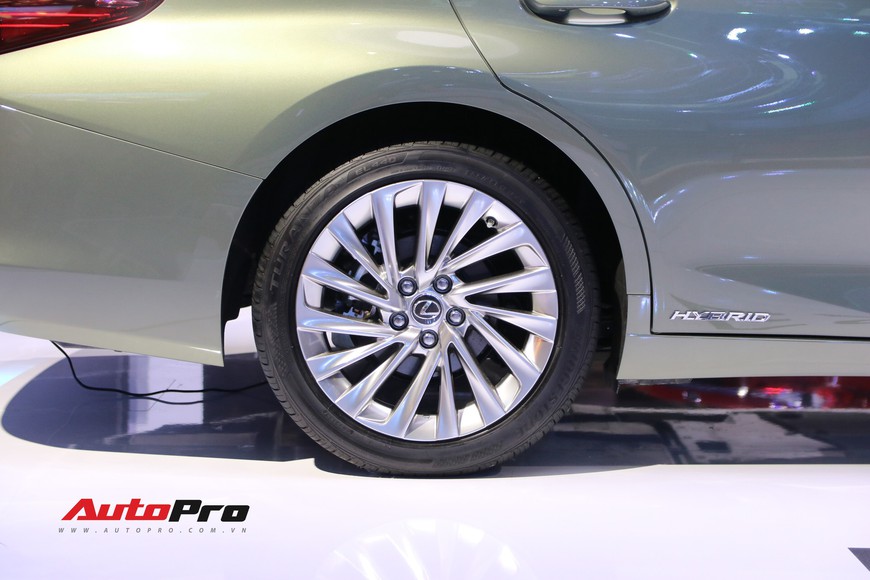 Xem tận mắt Lexus ES 2019 - Đối thủ nặng ký của Mercedes-Benz E-Class ra mắt tại Triển lãm Ô tô Việt Nam 2018 - Ảnh 9. Xem tận mắt Lexus ES 2019 - Đối thủ nặng ký của Mercedes-Benz E-Class ra mắt tại Triển lãm Ô tô Việt Nam 2018 - Ảnh 9.