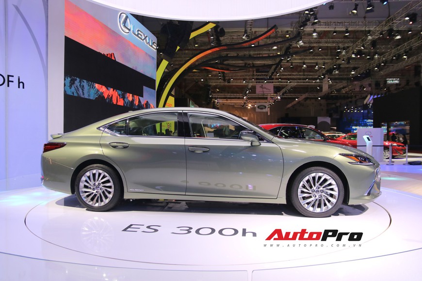 Xem tận mắt Lexus ES 2019 - Đối thủ nặng ký của Mercedes-Benz E-Class ra mắt tại Triển lãm Ô tô Việt Nam 2018 - Ảnh 6. Xem tận mắt Lexus ES 2019 - Đối thủ nặng ký của Mercedes-Benz E-Class ra mắt tại Triển lãm Ô tô Việt Nam 2018 - Ảnh 6.