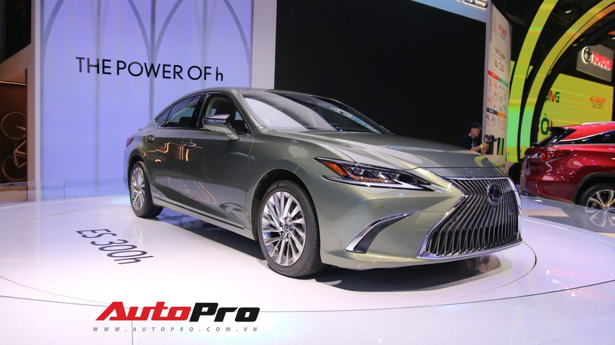 Xem tận mắt Lexus ES 2019 - Đối thủ nặng ký của Mercedes-Benz E-Class ra mắt tại Triển lãm Ô tô Việt Nam 2018