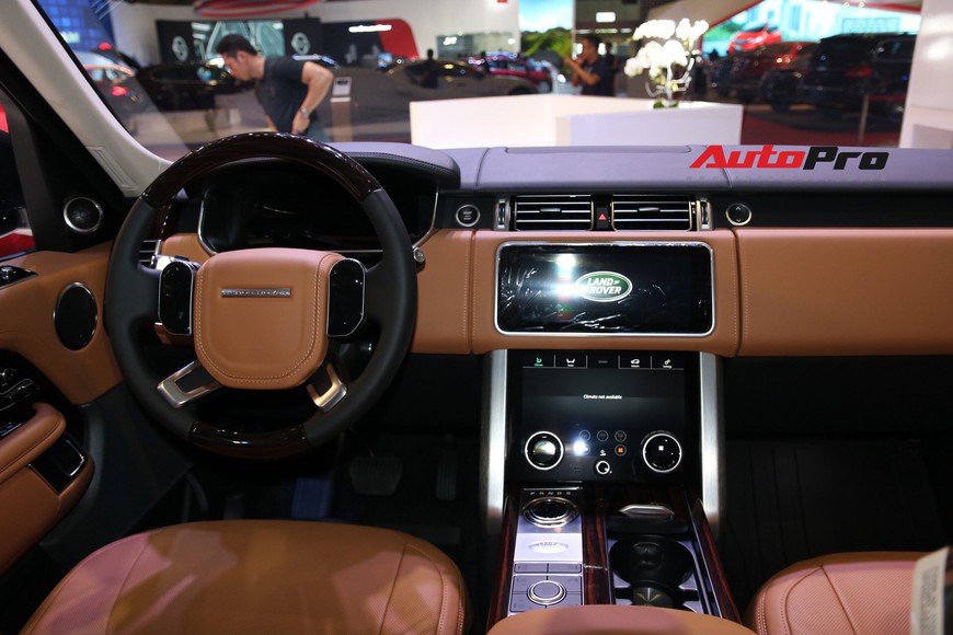 Chi tiết Range Rover Autobiography LWB - SUV sang tiền tỉ trình làng tại Triển lãm Ô tô Việt Nam 2018 - Ảnh 7. Chi tiết Range Rover Autobiography LWB - SUV sang tiền tỉ trình làng tại Triển lãm Ô tô Việt Nam 2018 - Ảnh 7.