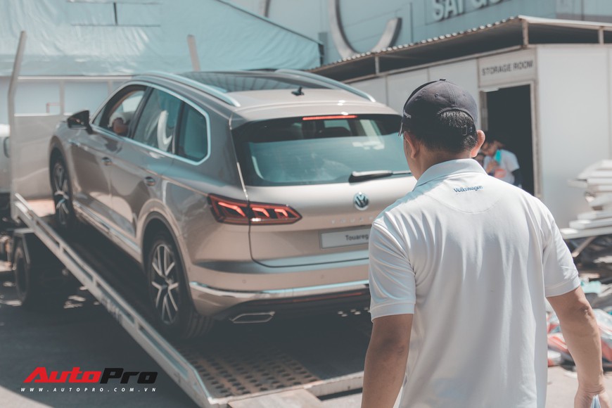 Nếu thiếu những người thầm lặng này, Triển lãm ô tô Việt Nam 2018 không đẹp và lộng lẫy đến thế - Ảnh 2. Nếu thiếu những người thầm lặng này, Triển lãm ô tô Việt Nam 2018 không đẹp và lộng lẫy đến thế - Ảnh 2.