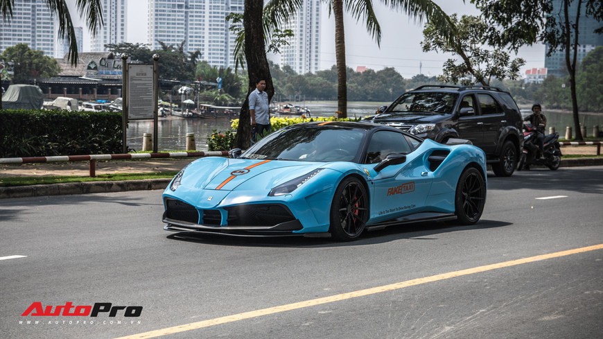 Đeo biển mới, Pagani Huayra đi ăn mừng khắp Sài Gòn cùng cặp đôi siêu xe khủng - Ảnh 6. Đeo biển mới, Pagani Huayra đi ăn mừng khắp Sài Gòn cùng cặp đôi siêu xe khủng - Ảnh 6.
