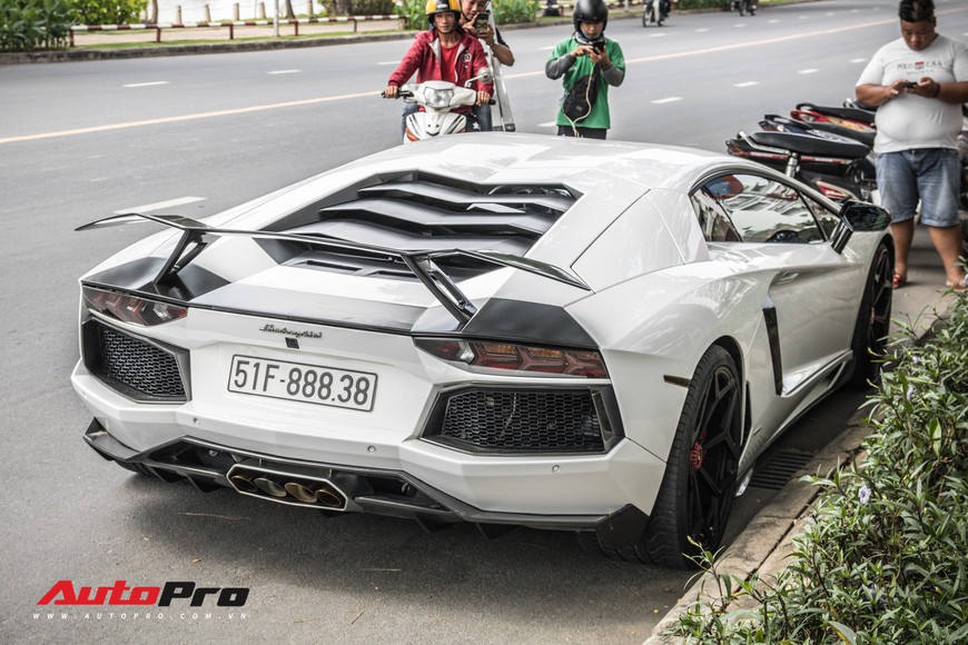 Đeo biển mới, Pagani Huayra đi ăn mừng khắp Sài Gòn cùng cặp đôi siêu xe khủng - Ảnh 4. Đeo biển mới, Pagani Huayra đi ăn mừng khắp Sài Gòn cùng cặp đôi siêu xe khủng - Ảnh 4.