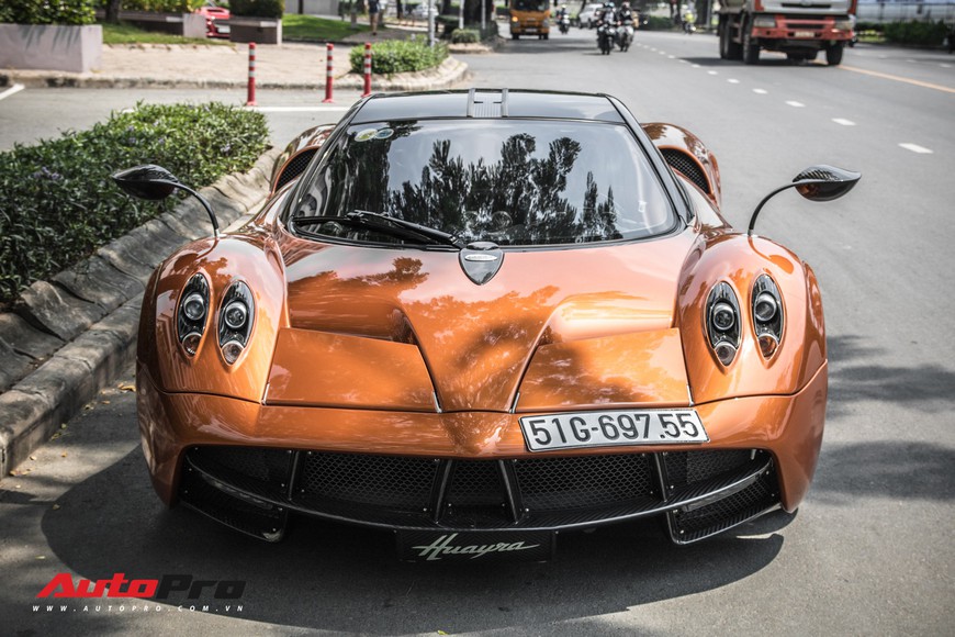 Đeo biển mới, Pagani Huayra đi ăn mừng khắp Sài Gòn cùng cặp đôi siêu xe khủng - Ảnh 1. Đeo biển mới, Pagani Huayra đi ăn mừng khắp Sài Gòn cùng cặp đôi siêu xe khủng - Ảnh 1.