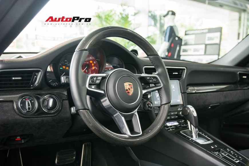 Khám phá Porsche 911 Targa 4 GTS đầu tiên Việt Nam, giá trên 11 tỷ đồng - Ảnh 12. Khám phá Porsche 911 Targa 4 GTS đầu tiên Việt Nam, giá trên 11 tỷ đồng - Ảnh 12.