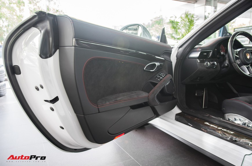 Khám phá Porsche 911 Targa 4 GTS đầu tiên Việt Nam, giá trên 11 tỷ đồng - Ảnh 16. Khám phá Porsche 911 Targa 4 GTS đầu tiên Việt Nam, giá trên 11 tỷ đồng - Ảnh 16.