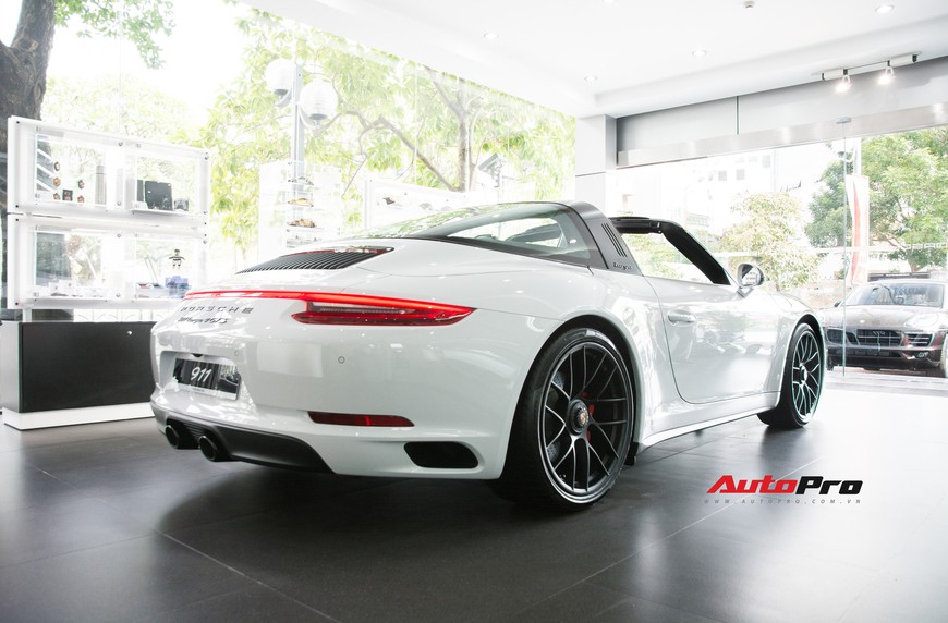 Khám phá Porsche 911 Targa 4 GTS đầu tiên Việt Nam, giá trên 11 tỷ đồng - Ảnh 7. Khám phá Porsche 911 Targa 4 GTS đầu tiên Việt Nam, giá trên 11 tỷ đồng - Ảnh 7.