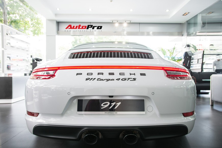 Khám phá Porsche 911 Targa 4 GTS đầu tiên Việt Nam, giá trên 11 tỷ đồng - Ảnh 8. Khám phá Porsche 911 Targa 4 GTS đầu tiên Việt Nam, giá trên 11 tỷ đồng - Ảnh 8.