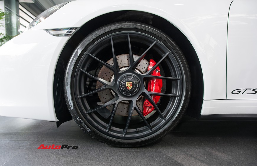 Khám phá Porsche 911 Targa 4 GTS đầu tiên Việt Nam, giá trên 11 tỷ đồng - Ảnh 6. Khám phá Porsche 911 Targa 4 GTS đầu tiên Việt Nam, giá trên 11 tỷ đồng - Ảnh 6.
