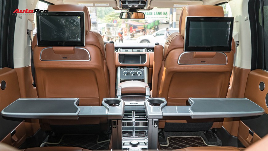 Range Rover Autobiography LWB Black Edition giá 8 tỷ - Giá của xe hiếm chỉ sản xuất 100 chiếc - Ảnh 12. Range Rover Autobiography LWB Black Edition giá 8 tỷ - Giá của xe hiếm chỉ sản xuất 100 chiếc - Ảnh 12.