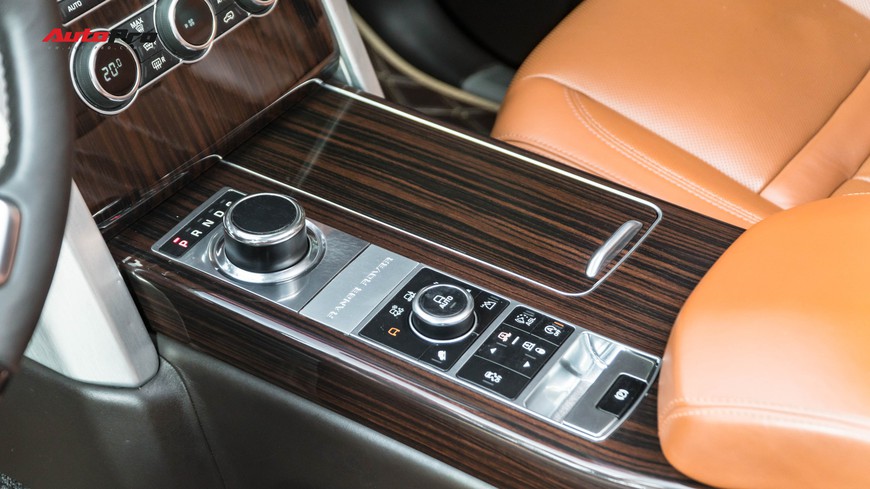 Range Rover Autobiography LWB Black Edition giá 8 tỷ - Giá của xe hiếm chỉ sản xuất 100 chiếc - Ảnh 10. Range Rover Autobiography LWB Black Edition giá 8 tỷ - Giá của xe hiếm chỉ sản xuất 100 chiếc - Ảnh 10.