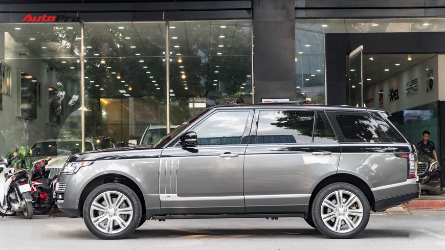 Range Rover Autobiography LWB Black Edition giá 8 tỷ - Giá của xe hiếm chỉ sản xuất 100 chiếc - Ảnh 3. Range Rover Autobiography LWB Black Edition giá 8 tỷ - Giá của xe hiếm chỉ sản xuất 100 chiếc - Ảnh 3.