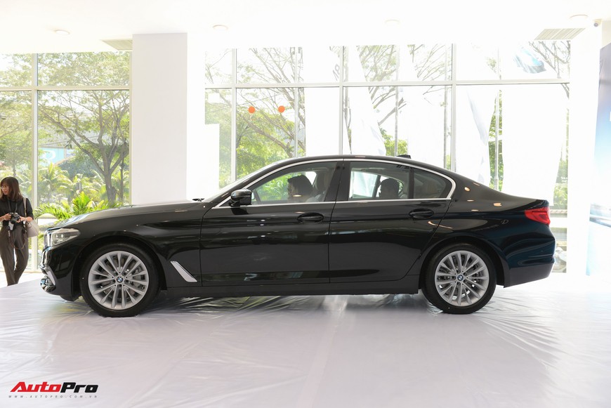 Khám phá chi tiết BMW 5-Series đời mới vừa ra mắt tại Việt Nam, giao xe có thể sau Tết - Ảnh 2. Khám phá chi tiết BMW 5-Series đời mới vừa ra mắt tại Việt Nam, giao xe có thể sau Tết - Ảnh 2.
