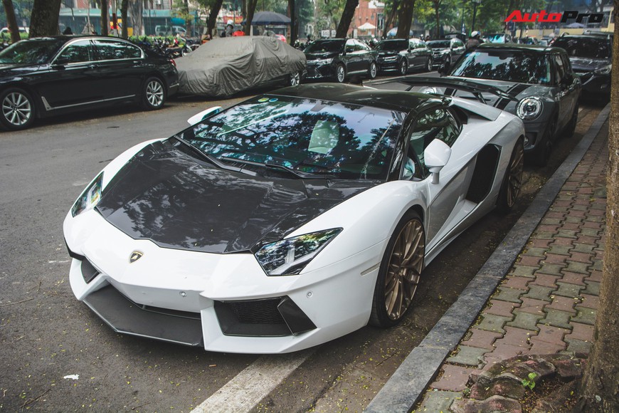 Đại gia Hà thành thay vó ngàn đô cho Lamborghini Aventador Roadster đón Tết Nguyên Đán - Ảnh 4. Đại gia Hà thành thay vó ngàn đô cho Lamborghini Aventador Roadster đón Tết Nguyên Đán - Ảnh 4.