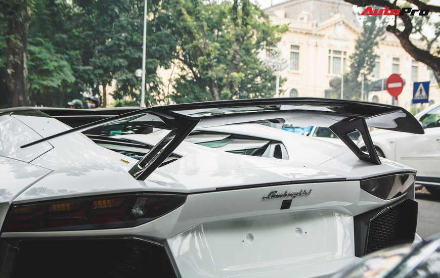 Đại gia Hà thành thay vó ngàn đô cho Lamborghini Aventador Roadster đón Tết Nguyên Đán - Ảnh 8. Đại gia Hà thành thay vó ngàn đô cho Lamborghini Aventador Roadster đón Tết Nguyên Đán - Ảnh 8.