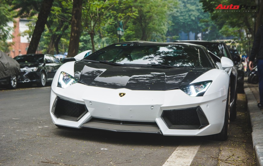 Đại gia Hà thành thay vó ngàn đô cho Lamborghini Aventador Roadster đón Tết Nguyên Đán - Ảnh 2. Đại gia Hà thành thay vó ngàn đô cho Lamborghini Aventador Roadster đón Tết Nguyên Đán - Ảnh 2.