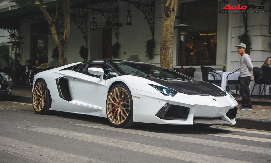 Đại gia Hà thành thay vó ngàn đô cho Lamborghini Aventador Roadster đón Tết Nguyên Đán - Ảnh 10. Đại gia Hà thành thay vó ngàn đô cho Lamborghini Aventador Roadster đón Tết Nguyên Đán - Ảnh 10.